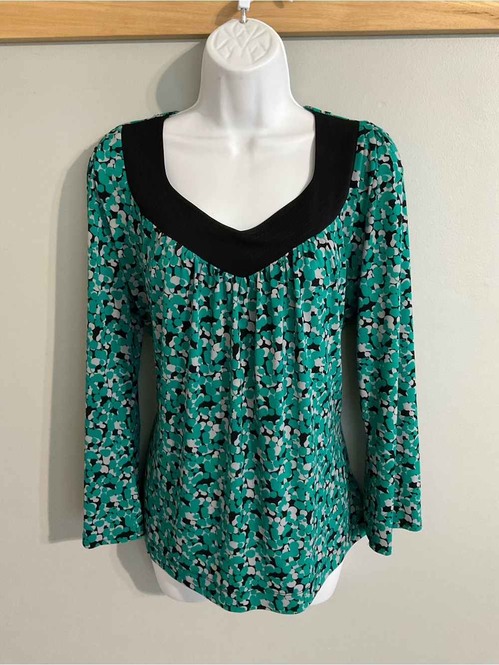 Worthington Patterned Long-Sleeve Top with Black V-Neck XL